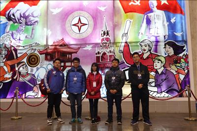 Tặng sách và giao lưu kinh nghiệm học tập với Trường THPT DT Nội trú tỉnh Hòa Bình