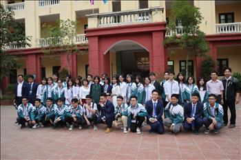 Tặng sách và giao lưu kinh nghiệm học tập với Trường THPT Hưng Yên