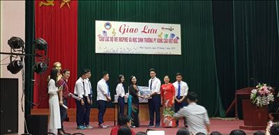 Chương trình tặng sách và giao lưu kinh nghiệm học tập tại Trường THPT Vùng Cao Việt Bắc