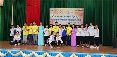 Tặng sách và giao lưu kinh nghiệm học tập với Trường THPT Yên Thủy A tỉnh Hòa Bình