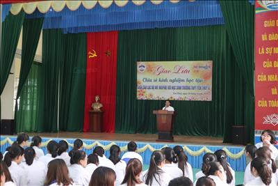 Chương trình tặng sách và giao lưu kinh nghiệm học tập tại Trường THPT Yên A Thủy Tỉnh Hòa Bình